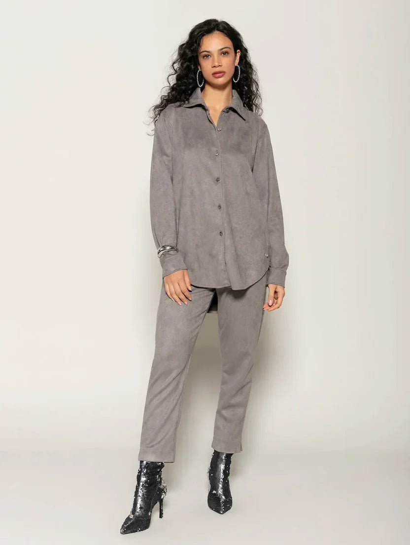 Camisa em camurça com detalhe de fenda lateral Biamar