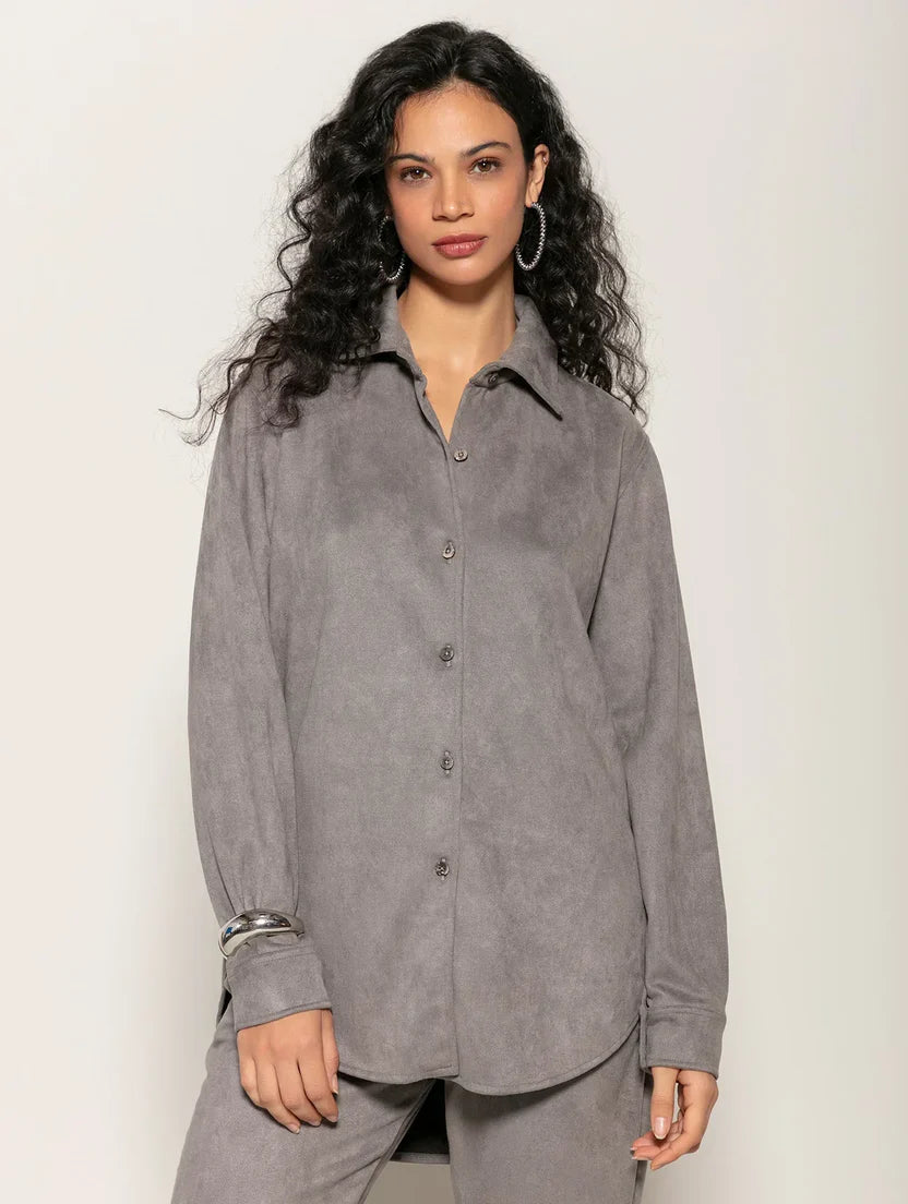 Camisa em camurça com detalhe de fenda lateral Biamar
